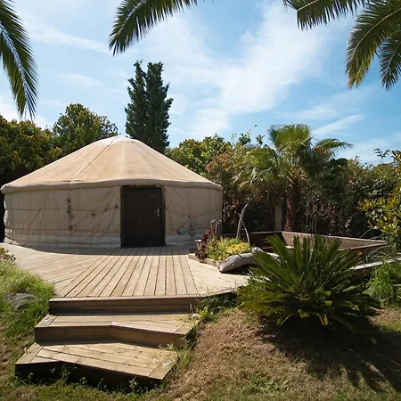 Οργανωμένο κάμπινγκ Yourte Piscine Jardin - Quatre Murs Et Un Toit Ιέρ