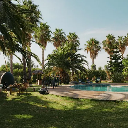 Yourte Jardin Tropicale Piscine - Quatre Murs Et Un Toit 히에레